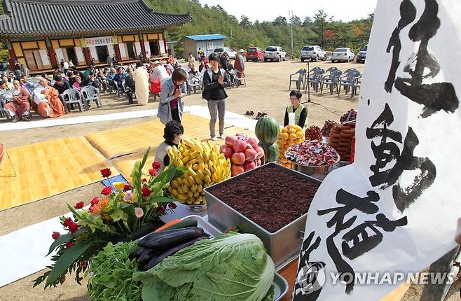 "죽은 동식물을 위해"…강릉 현덕사 천도재 [연합뉴스 자료사진]
