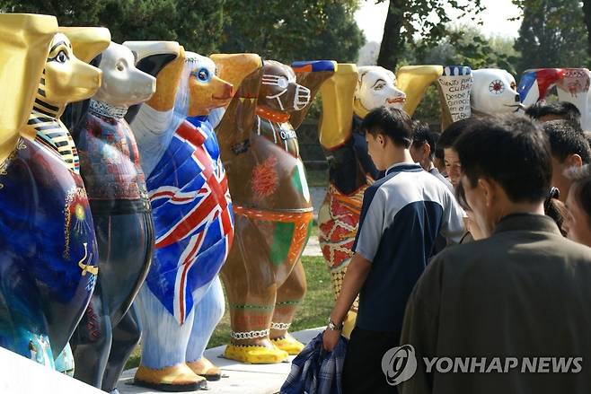 2008년 10월 북한 주재 독일대사관 주최로 평양에서 열린 '버디 베어' 전시회 [주한독일대사관 제공 연합뉴스 자료사진. 재판매 및 DB 금지]