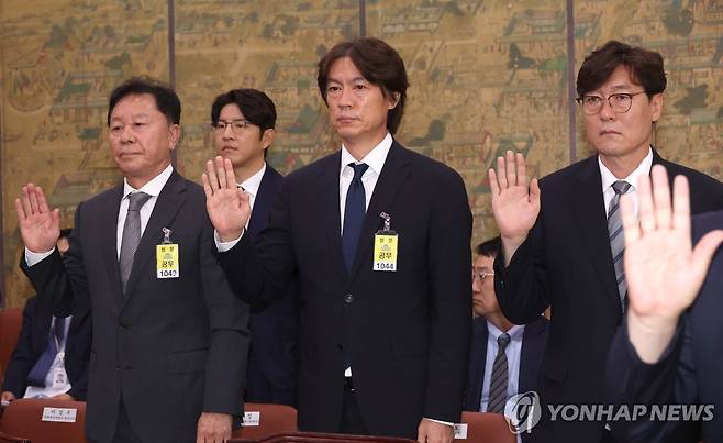 선서하는 홍명보 감독과 이임생 기술총괄이사 (서울=연합뉴스) 신준희 기자 = 홍명보 축구 국가대표팀 감독과 이임생 대한축구협회 기술총괄이사가 24일 서울 여의도 국회에서 열린 문화체육관광위원회 전체회의에서 증인선서를 하고 있다. 2024.9.24 hama@yna.co.kr