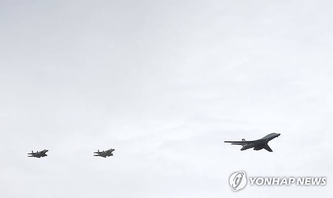 B-1B 랜서, 한국군 국군의 날 처음 등장 (성남=연합뉴스) 홍해인 기자 = 미 공군의 초음속 전략폭격기인 B-1B 랜서(오른쪽)가 1일 성남 서울공항에서 열린 건군 76주년 국군의날 기념식에 처음으로 등장해 F-15K의 호위를 받으며 비행하고 있다. 2024.10.1 [대통령실통신사진기자단] hihong@yna.co.kr