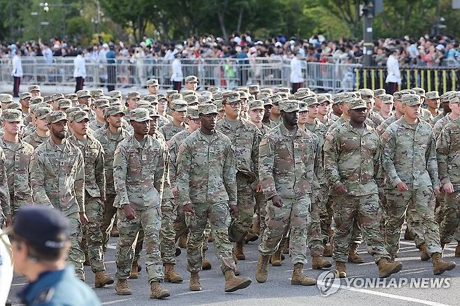 건군 76주년 국군의날 시가행진 나선 주한미군 (서울=연합뉴스) 박동주 기자 = 건군 제76주년 국군의 날 시가행진이 열린 1일 서울 중구 세종대로 숭례문 앞에서 주한미군이 광화문 방향으로 행진하고 있다. 2024.10.1 pdj6635@yna.co.kr