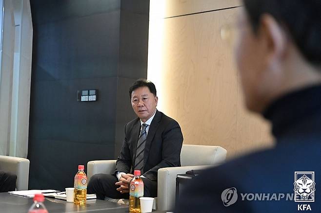 축구협, 국가대표 전력강화위 개최 (서울=연합뉴스) 정해성 대한축구협회 국가대표전력강화위원장이 21일 서울 종로구 축구회관에서 국가대표 전력강화위원회 회의를 열고 있다. 이날 회의에는 고정운, 박주호, 송명원, 윤덕여, 윤정환, 이상기, 이영진, 전경준 위원이 참석했다. 2024.2.21
    [대한축구협회 제공. 재판매 및 DB 금지] photo@yna.co.kr