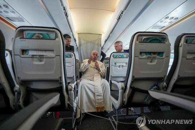 지난달 29일(현지시간) 순방 귀국길에 취재진 질문 답하는 교황 [AFP 연합뉴스 자료사진. 재판매 및 DB 금지]