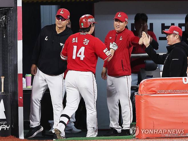 축하받는 최정 (수원=연합뉴스) 홍기원 기자 = 1일 경기도 수원케이티위즈파크에서 열린 2024 KBO리그 프로야구 5위 결정전 SSG 랜더스와 kt wiz의 경기. 8회초 1사 주자 없을 때 SSG 최정이 홈런을 치고 더그아웃으로 들어가며 축하를 받고 있다. 2024.10.1 xanadu@yna.co.kr