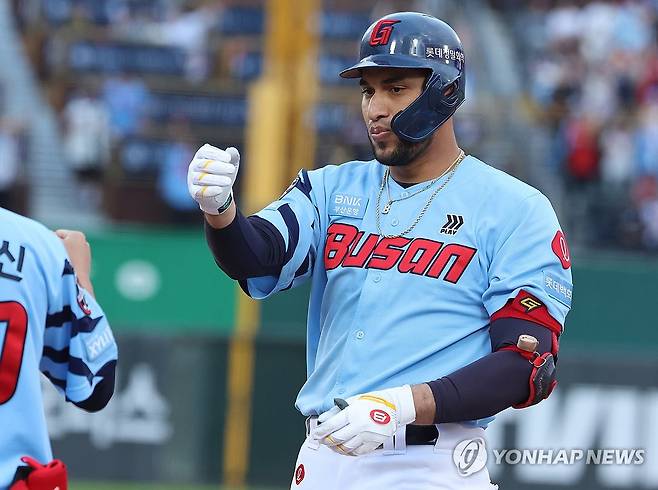 레이예스, KBO 역대 2번째 '200안타' (부산=연합뉴스) 강선배 기자 = 28일 오후 부산 동래구 사직야구장에서 열린 2024 프로야구 KIA 타이거즈와 롯데 자이언츠의 경기. 3회 말 1사 후에 롯데 레이예스가 안타를 치고 1루에 진출해 주루코치와 세리머니를 하고 있다. 2024.9.28 sbkang@yna.co.kr