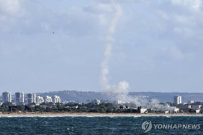 1일(현지시간) 로켓 요격하는 이스라엘 방공망 아이언돔  [AFP 연합뉴스. 재판매 및 DB 금지]