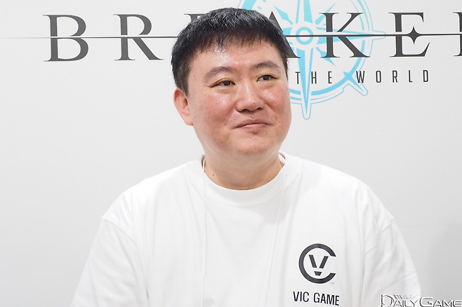 게임의 성격을 '판타지 왕도물'이라 소개했다.