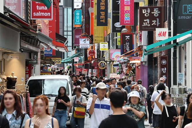 서울 중구 명동 거리에서 외국인 관광객들이 이동하고 있다. (사진=연합뉴스)