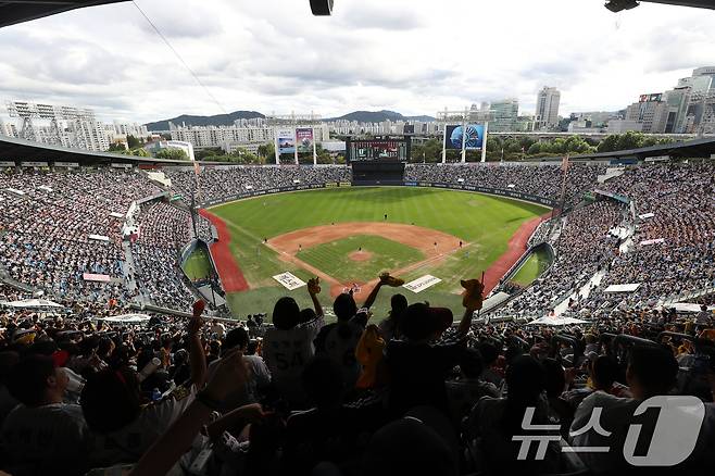 프로야구 LG 트윈스가 역대 한 시즌 구단 최다 관중 및 잠실 구장 최다 관중 신기록을 경신했다. LG는 지난 21일 서울 잠실 구장에서 열린 두산 베어스와 더블헤더 1차전에서 총 2만 3236명의 관중 수를 기록했다. 이로써 올해 LG는 홈 경기 누적 관중 수 130만 4656명을 기록했다. 한편 프로야구 역대 최다 관중 기록은 2009년 롯데 자이언츠가 동원한 138만 18명이다. 22일 오후 서울 송파구 잠실야구장에서 열린 프로야구 '2024 신한 SOL 뱅크 KBO리그' 두산베어스와 LG트윈스의 경기를 찾은 야구팬들이 응원을 펼치고 있다. 2024.9.22/뉴스1 ⓒ News1 이승배 기자
