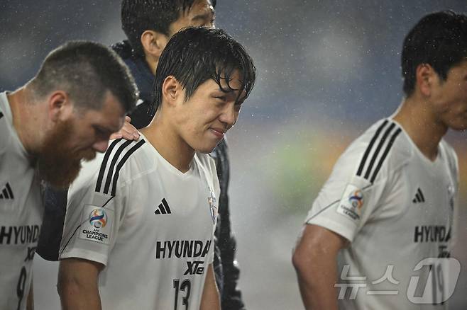 요코하마에 패한 울산HD 선수들. 사진은 지난 4월 맞대결 모습. ⓒ AFP=뉴스1