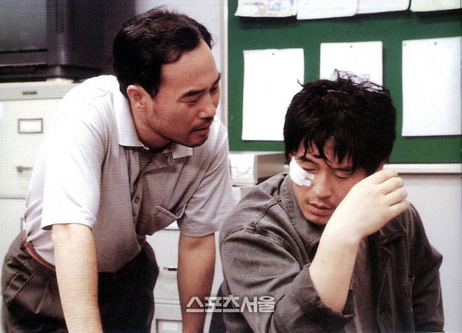 영화 ‘공공의 적’(2002) 서울 강동경찰서 강력2반장 엄충일 역 강신일, 형사 강철중 역 설경구. 사진은 2002년 1월 10일 당시 모습. 사진 | 스포츠서울DB