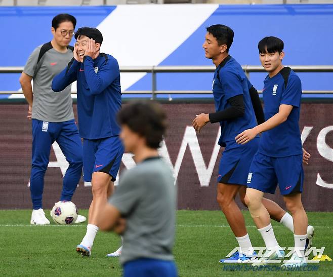 2026 FIFA 북중미 월드컵 아시아 지역 3차 예선 1차전 공식 훈련이 4일 서울월드컵경기장에서 열렸다. 손흥민, 정우영, 양민혁이 훈련을 소화하고 있다. 상암=박재만 기자 pjm@sportschosun.com/2024.09.04/