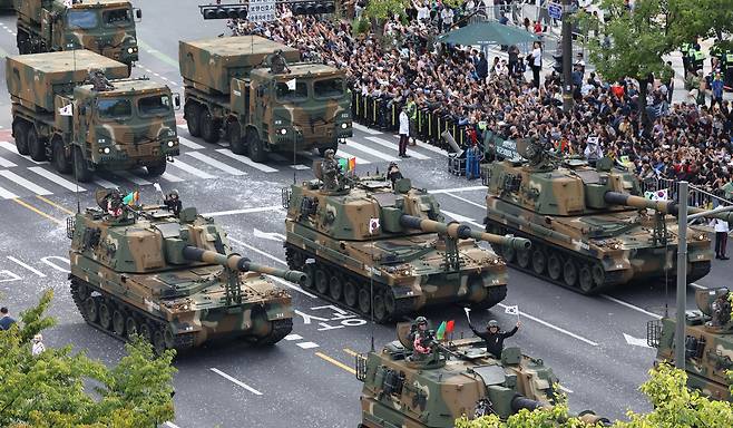 건군 제76주년 국군의 날 시가행진이 열린 1일 K-9 자주포들이 서울 세종대로 위를 지나고 있다. /연합뉴스