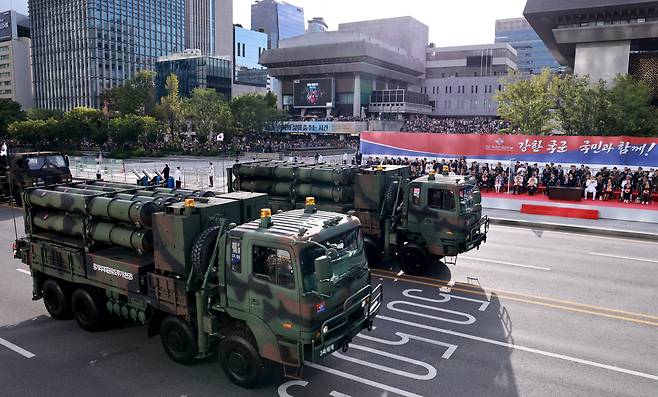 건군 76주년 국군의날 시가행진이 열린 1일 서울 광화문 광장 일대에서 중거리지대공유도무기 '천궁'이 이동하고 있다. /연합뉴스