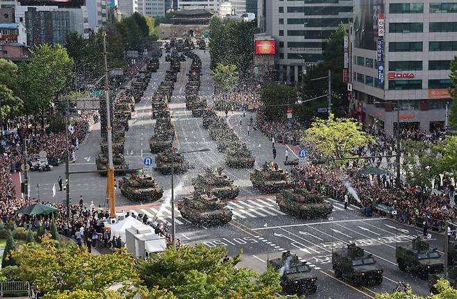 1일 오후 서울 중구 세종대로 일대에서 열린 건군 제76주년 국군의날 기념 시가행진에서 기갑부대가 행진하고 있다. ⓒ뉴시스