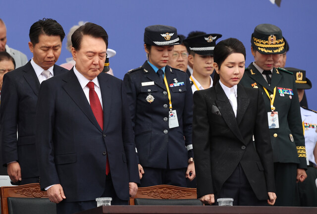 윤석열 대통령과 부인 김건희 여사가 1일 성남 서울공항에서 열린 건군 76주년 국군의날 기념식에서 순국선열 및 호국영령에게 묵념하고 있다. 연합뉴스