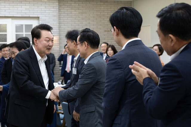 윤석열 대통령이 2일 서울 용산 대통령실 앞 파인그라스에서 열린 국민의힘 원내지도부 초청 만찬에서 참석자들과 인사하고 있다. 연합뉴스