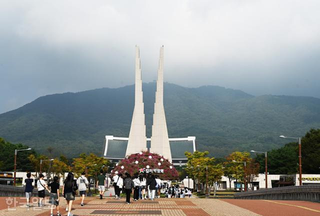 최근 관장 임명을 둘러싼 논란에도 불구하고 독립기념관엔 평일에도 관람객의 발길이 끊이지 않는다.