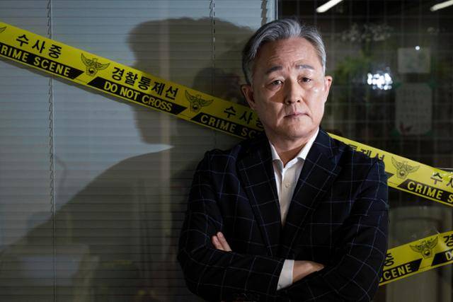 장편소설 '카스트라토'로 소설가로 변신한 표창원 작가가 지난달 25일 경기 수원시 영통구 표창원범죄과학연구소에서 인터뷰에 앞서 포즈를 취하고 있다. 정다빈 기자