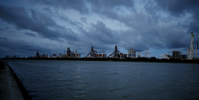 태풍 힌남노가 휩쓸고 지나간 후 불이 꺼진 포항제철소 전경. 포스코 제공