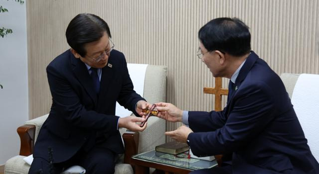 이재명 더불어민주당 대표가 2일 오후 서울 종로구 한국기독교회관에서 김종생 한국기독교교회협의회(NCCK) 총무로부터 십자가를 선물받고 있다. 연합뉴스