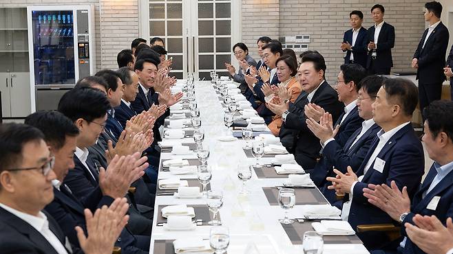 윤석열 대통령, 국민의힘 원내지도부 초청 만찬 [대통령실 제공]