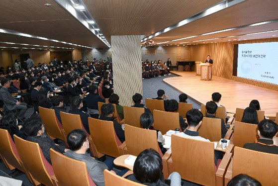 지난해 1월 3일 오전 경북도청 다목적홀에서 우동기 국가균형발전위원장이 특강을 하고 있다. 사진 경북도