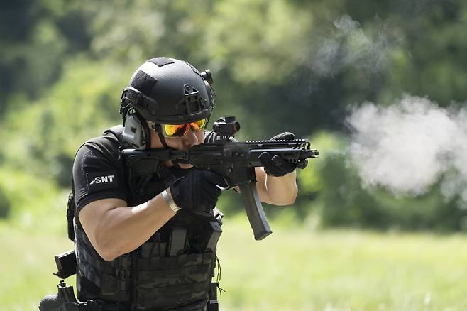 STSM21 9mm 기관단총 사격 장면. SNT모티브 제공