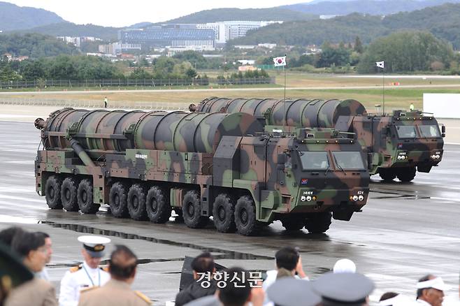 국군의 날인 지난 1일 경기 성남 서울공항에서 열린 건군 76주년 국군의날 기념식에서 공개된 지대지 미사일 ‘현무-5’가 분열하고 있다. 한수빈 기자