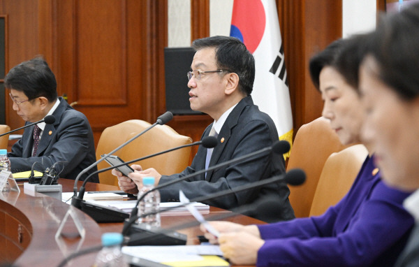 2일 정부서울청사에서 최상목(가운데) 부총리 겸 기재부 장관 주재로 경제관계장관회의가 진행되고 있다. 기재부 제공