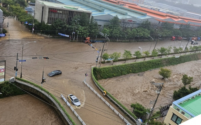 지난 21일 오전 부산 강서구 지사동 일대 도로가 폭우로 인해 물에 잠겨 있다. 연합뉴스