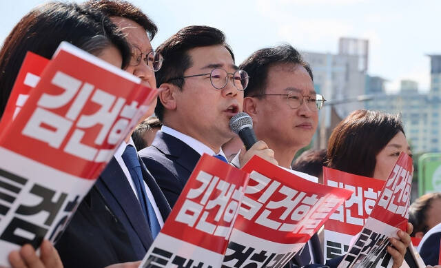 더불어민주당 박찬대 원내대표가 30일 서울 용산구 대통령실 앞에서 열린 김건희 여사 특검법, 순직해병특검법·지역사랑상품권법 거부권 규탄 야5당 긴급 기자회견에서 발언하고 있다. 연합뉴스