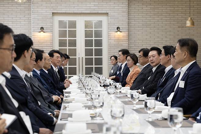 윤석열 대통령이 2일 서울 용산 대통령실 앞 파인그라스에서 열린 국민의힘 원내지도부 초청 만찬에서 참석 의원들과 대화를 나누고 있다.  / 사진=대통령실 제공