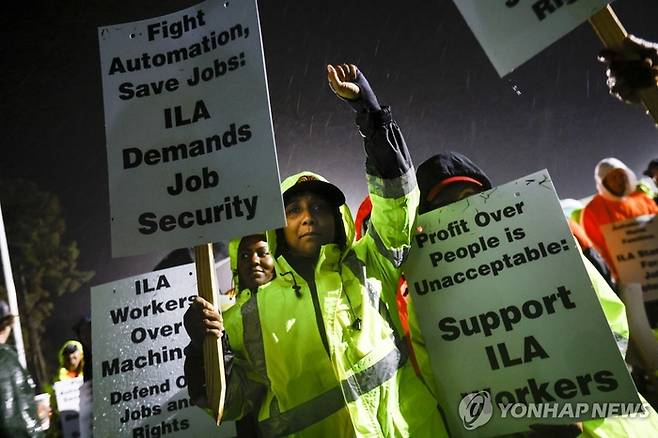 파업에 들어간 미 항만 노동자