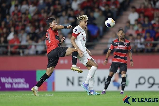 전북 현대에서 뛰었던 상하이 하이강 스트라이커 구스타보. 사진=한국프로축구연맹