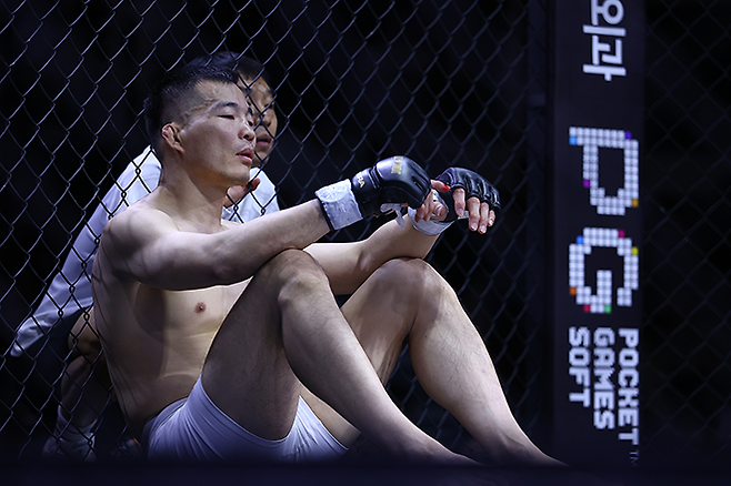 대한민국 UFC 7호 파이터 남의철이 블랙컴뱃 12 라이트급 경기 KO패 후 낙담하고 있다. 사진=이교덕 격투기 전문기자 제공