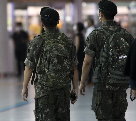 휴가를 맞은 군인들의 뒷모습. 기사 내용과 직접 관련 없음. 뉴시스