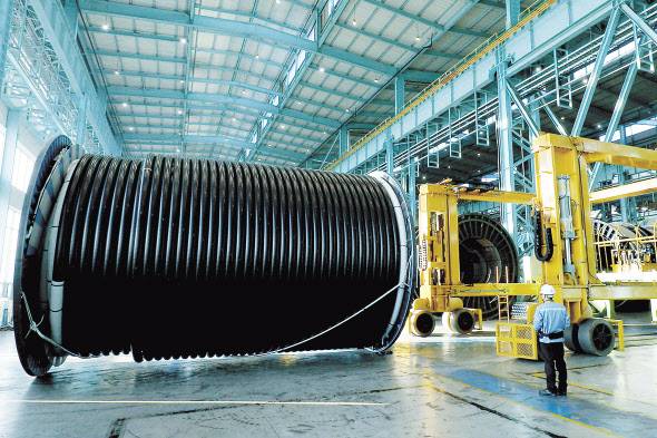 대한전선 관계자가 당진케이블공장에서 초고압 케이블 생산을 점검하고 있는 모습 [대한전선 제공]