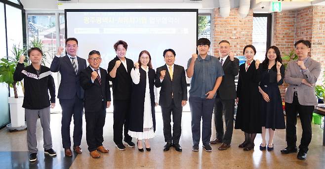 강기정 광주광역시장이 2일 오전 동구 광주AI창업캠프에서 열린 광주시-AI유치기업 업무협약을 체결한 뒤 기념촬영을 하고 있다. 광주시 제공
