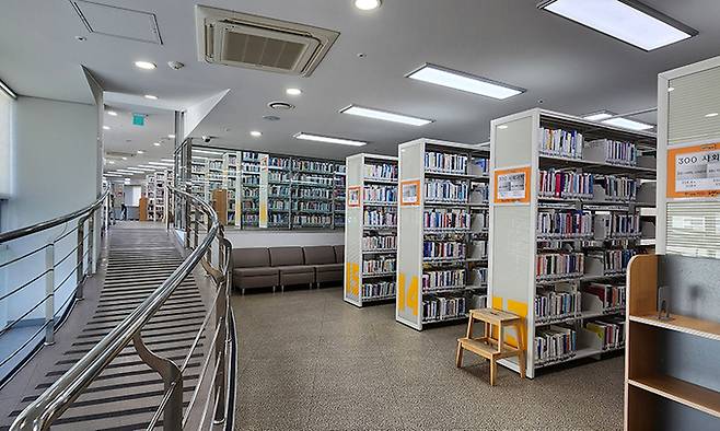 둥근 삼각형 평면을 고려해 배치된 일반자료실의 서가.