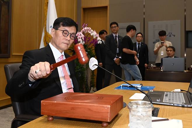 8월22일 서울 중구 한국은행에서 열린 금융통화위원회에서 이창용 총재가 의사봉을 두드리고 있다. ⓒ사진공동취재단