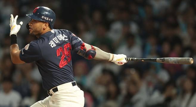 202번째 안타를 때려내는 빅터 레이예스. 연합뉴스