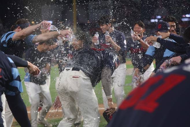 동료들의 축하를 받는 롯데 빅터 레이예스. 연합뉴스