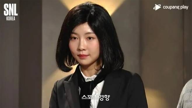 배우 주현영이 ‘SNL 코리아’ 김건희 여사를 풍자하는 모습. 쿠팡플레이 방송화면