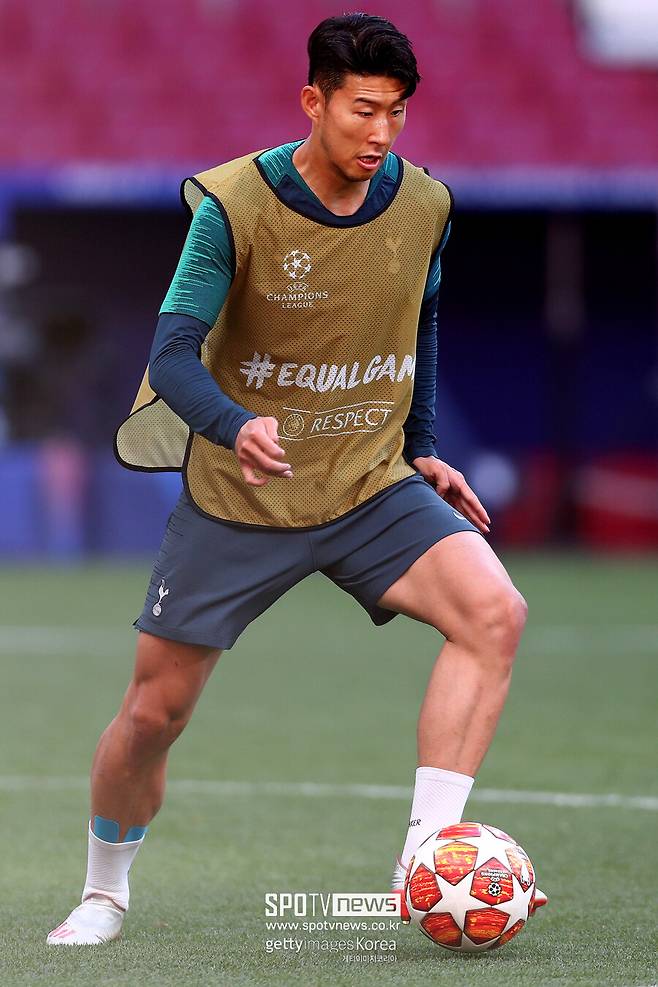 ▲ 손흥민이 햄스트링 부위를 다쳤다. 피로 누적이 주된 원인인 부상이라 심각성에 따라 3주 이상 휴식이 필요할 수 있다. 지난주 맨유 원정 경기를 쉰 손흥민은 당장 다가온 페렌츠바로시와 유로파리그 원정길에 동참할지 결정해야 한다. 현지 언론은 다행히 손흥민이 유로파리그부터 뛸 몸상태라고 전한다. 다만 무리하면 더 큰 부상으로 번질 부위라 유로파리그는 건너 뛰고 주말 브라이튼전에 복귀할 것으로 내다본다.