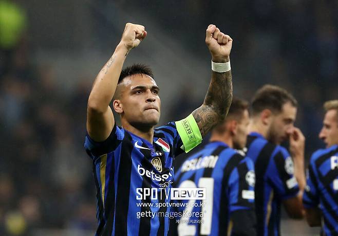 ▲ 인터밀란은 지난달 29일에 있었던 2023-24시즌 이탈리아 세리에A 6라운드에서 우디네세를 상대로 3-2 승리를 거뒀는데, 마르티네스는 이 경기에서 멀티 골을 넣으며 팀의 승리에 앞장섰다. 그리고 이날 즈베즈다를 상대로 득점포를 가동하며 2경기 연속골에 성공했다.&nbsp;