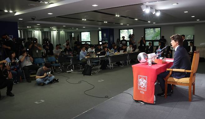 홍명보 축구 국가대표팀 감독이 30일 오전 서울 종로구 축구회관에서 2026 북중미 월드컵 아시아 3차 예선 B조 3, 4차전에 나설 대표 선수 명단을 발표하고 있다. 연합뉴스