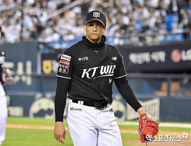 KT 위즈 외국인 투수 윌리엄 쿠에바스가 2일 서울 잠실야구장에서 열린 2024 신한 SOL Bank KBO 포스트시즌 와일드카드 결정전 1차전에서 두산 베어스 타선을 6이닝 무실점 완벽투로 막고 승리투수가 됐다. 사진 김한준 기자