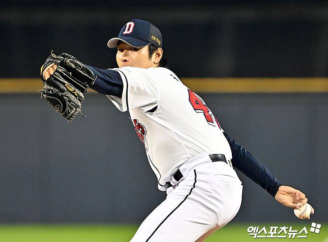 2일 오후 서울 송파구 잠실야구장에서 열린 '2024 신한 SOL Bank KBO 포스트시즌' KT 위즈와 두산 베어스의 와일드카드 결정전 1차전 경기, 1회초 두산 선발투수 곽빈이 공을 힘차게 던지고 있다. 잠실, 김한준 기자