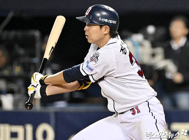 두산 베어스 외야수 정수빈이 2일 서울 잠실야구장에서 열린 2024 신한 SOL Bank KBO 포스트시즌 KT 위즈와의 와일드카드 결정전 1차전에서 멀티 히트로 활약했지만 팀 패배 속에 아쉬움을 삼켰다. 사진 김한준 기자